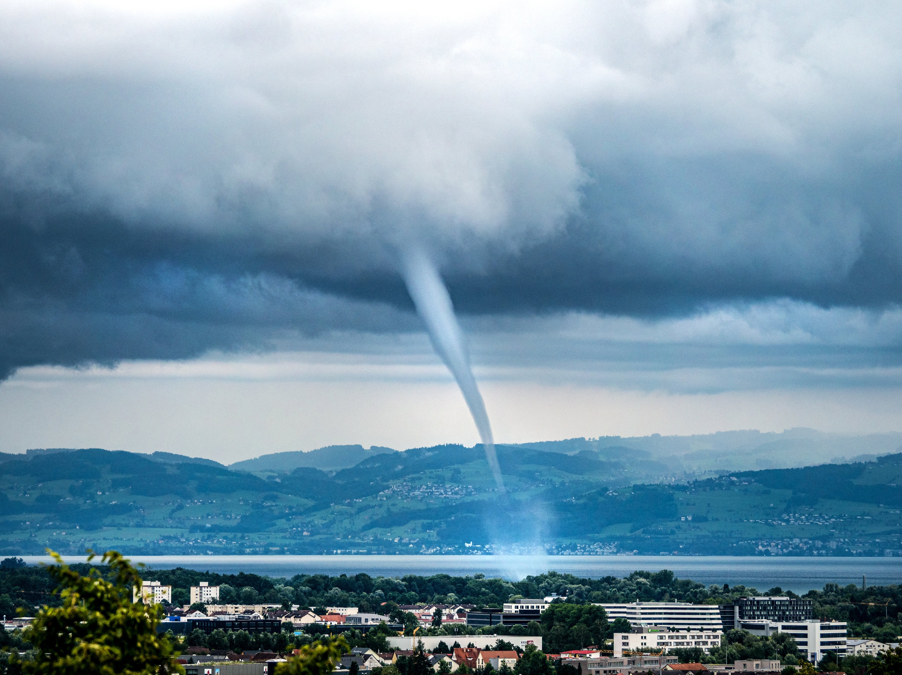Wasserhose über dem Bodensee unter dunklen Gewitterwolken